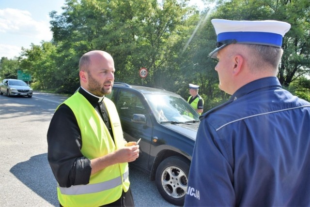 Ks. Damian Migacz towarzyszy policjantom drog&oacute;wki w dniu św. Krzysztofa