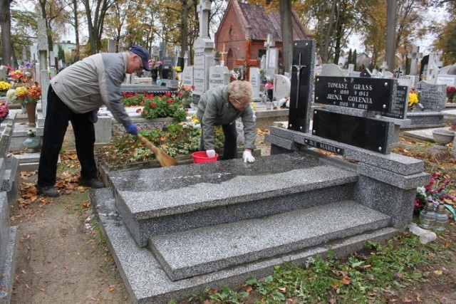Na cmentarzu w Aleksandrowie Kujawskim w ruch poszły grabie i szczotki. Sprzątanie last minute