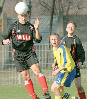 Piłkarze Orła (w czarnych strojach) dzielnie radzili sobie w tym sezonie, ale awans wywalczyła Gazobudowa (w żółtych).  Mikołaj Suchan
