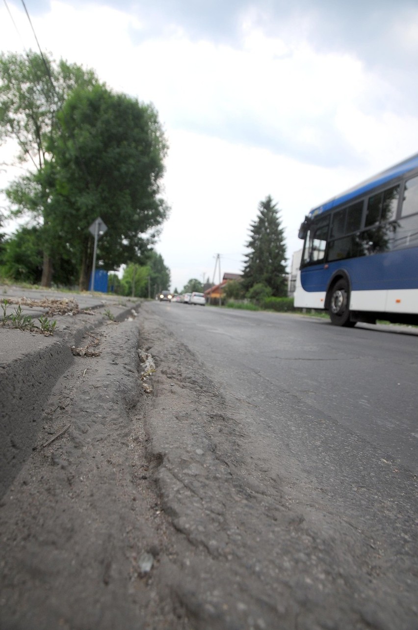 Chodnik znajduje się jedynie po jednej stronie i także jest...