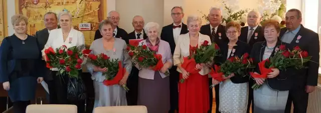 Jubilatów z gminy Kcynia zaproszono do ratusza. Po wręczeniu medali, życzeniach i gratulacjach przyszła pora na zdjęcie.