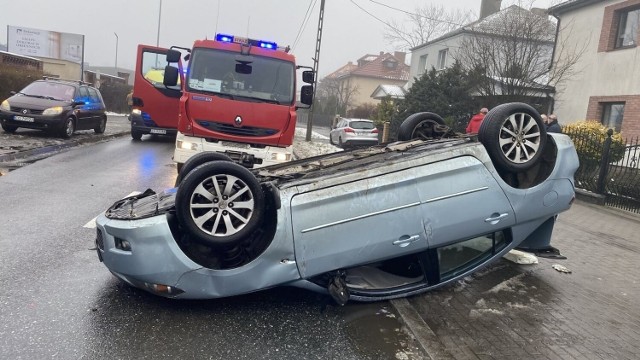 Zderzenie mazdy z "elką" w Grudziądzu. Jedno z aut dachowało