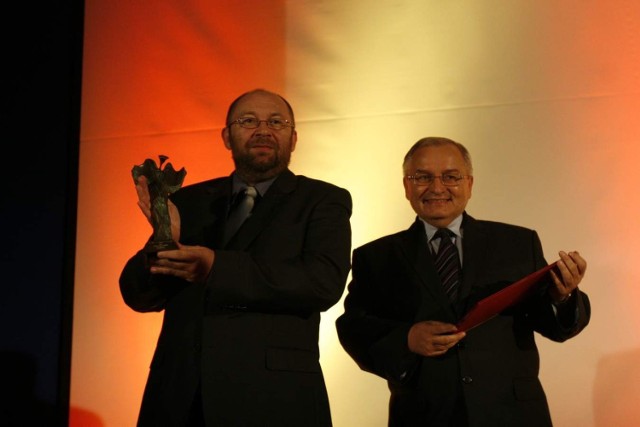 Zbigniew Białas (z lewej) odbiera Śląski Wawrzyn Literacki