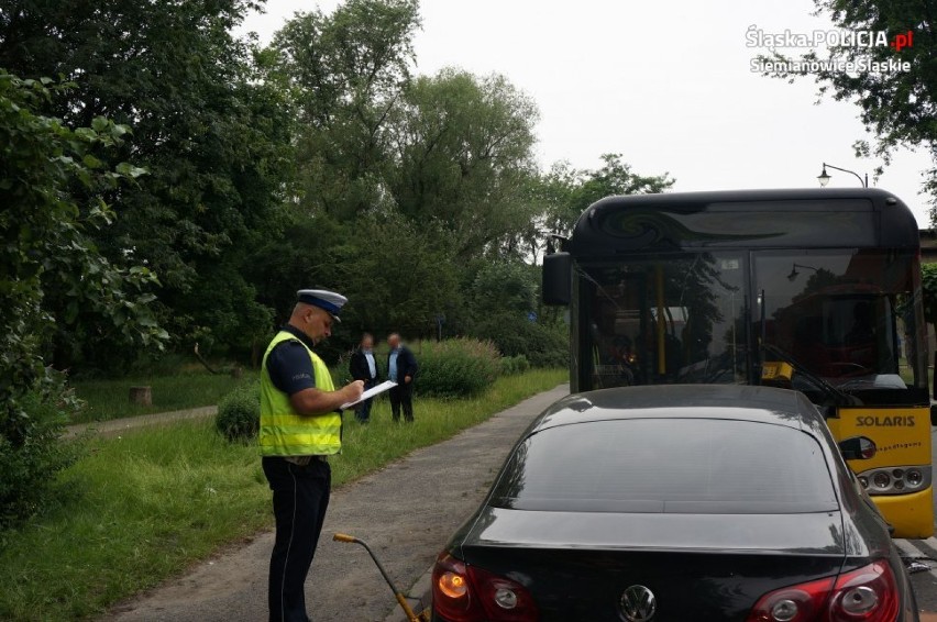 Wypadek w Siemianowicach Śląskich. Zderzenie osobówki z autobusem na Michałkowickiej [ZDJĘCIA, WIDEO]
