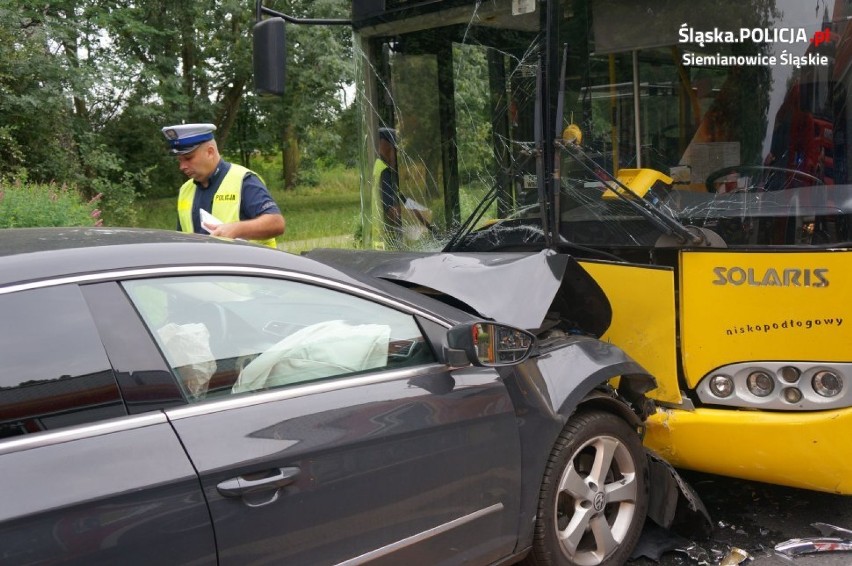 Wypadek w Siemianowicach Śląskich. Zderzenie osobówki z autobusem na Michałkowickiej [ZDJĘCIA, WIDEO]