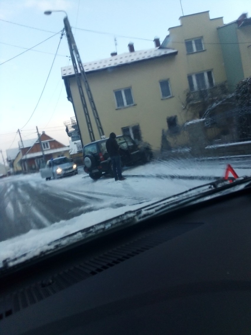 Podhale. Zima znów zaskoczyła drogowców... Seria porannych kolizji i wypadków na śliskiej drodze