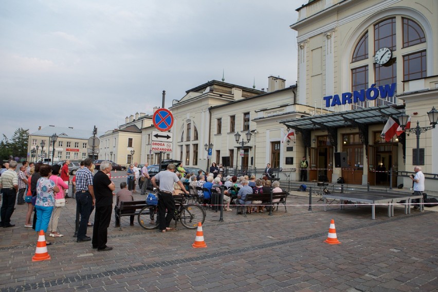 Zamach bombowy na dworcu kolejowym w Tarnowie. "To tutaj wszystko się zaczęło" [ZDJĘCIA]