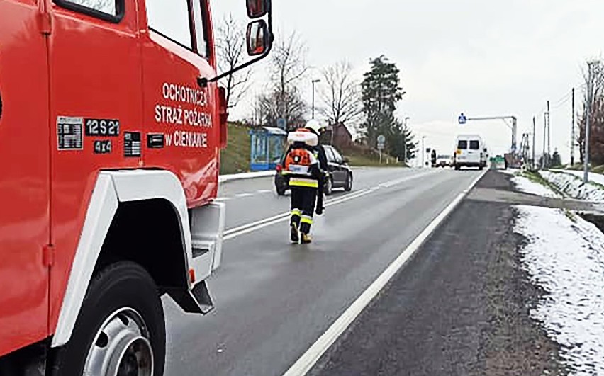 Sądeczyzna jak szejkanat, bo... drogi zalane ropą. Na ratunek kierowcom i środowisku ruszyli strażacy