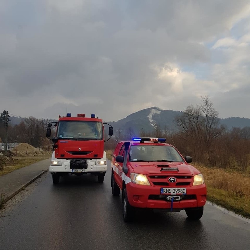 Sądeczyzna jak szejkanat, bo... drogi zalane ropą. Na ratunek kierowcom i środowisku ruszyli strażacy