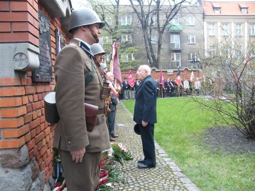 W 2010 roku na Murze Pamięci odsłonięto pamiątkową tablicę...