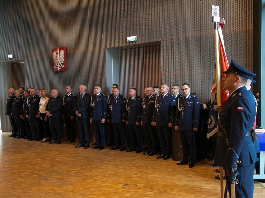 Kraków. 77 policjantów dostało awanse na wyższe stopnie. Odznaczeni zostali też cywilni pracownicy małopolskiego garnizonu