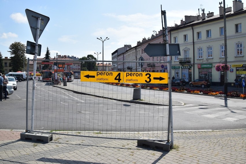 Dworzec PKP w Rzeszowie nie do poznania! Prace na peronie potrwają do połowy 2021 roku [GALERIA]