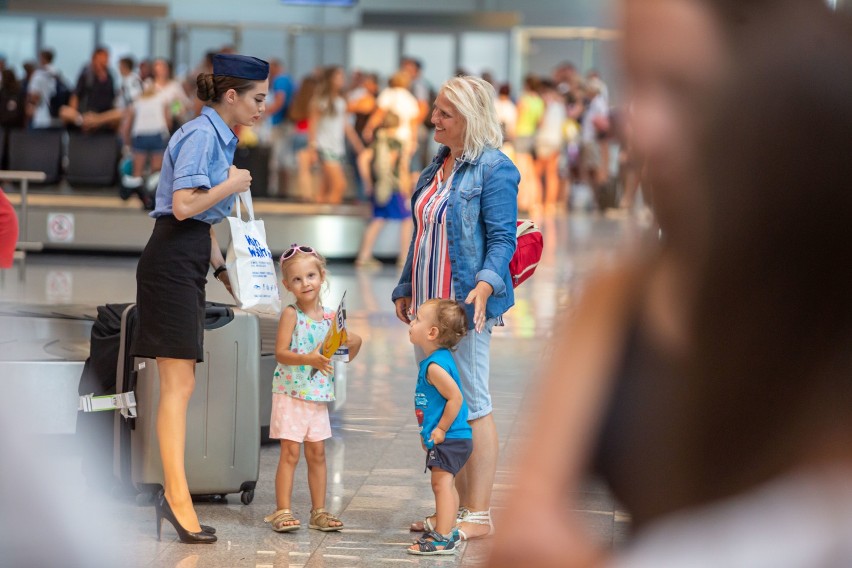 ALDI wita pasażerów wracających z wakacji na lotnisku Katowice-Pyrzowice! Nietypowa akcja sieci sklepów spożywczych [FILM i FOTO]