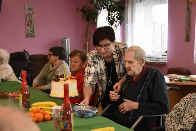 Renata Tańczyk dyrektor Domu Pomocy Społecznej w Sandomierzu składa życzenia panu Mieczysławowi.