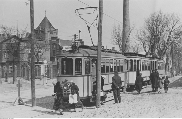 Tramwaj linii "5" kursujący na Jakubskie Przedmieście stojący na przystanku. W tle budynek rzeźni miejskiej przy ul. Lubickiej.

Data: 1935