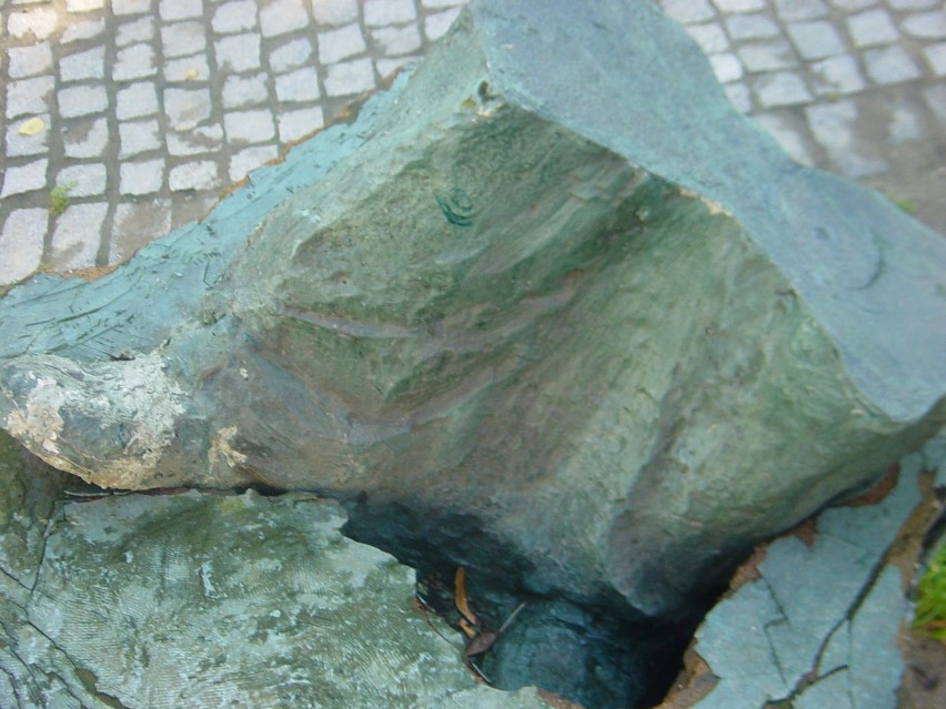 Poznań: Zapadł się nie-pomnik stóp przy parku Dąbrowskiego [FOTO INTERNAUTY]