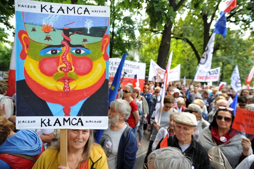 Demonstracja KOD, 11 sierpnia, Warszawa. Pikietowali przed...
