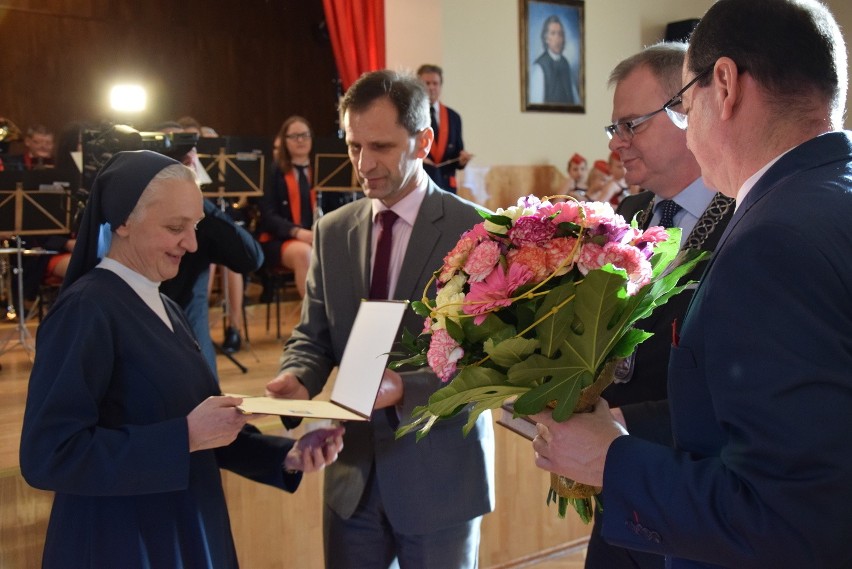 Cztery osoby zostały wyróżnione tytułami  „Zasłużony dla...