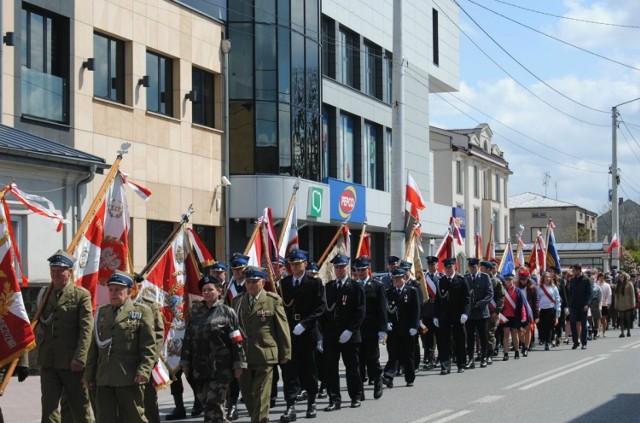 Poczty sztandarowe zmierzają ulicą Partyzantów do kościoła na doroczną mszę święta w intencji poległych, zmarłych i żyjących żołnierzy 27 i 74 pułku piechoty Armii Krajowej.