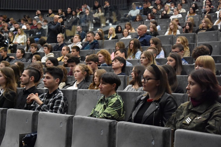 Tarnów. Finał gry miejskiej o Polskim Państwie Podziemnym. Nagrody uczniom wręczył prezes Instytutu Pamięci Narodowej Karol Nawrocki