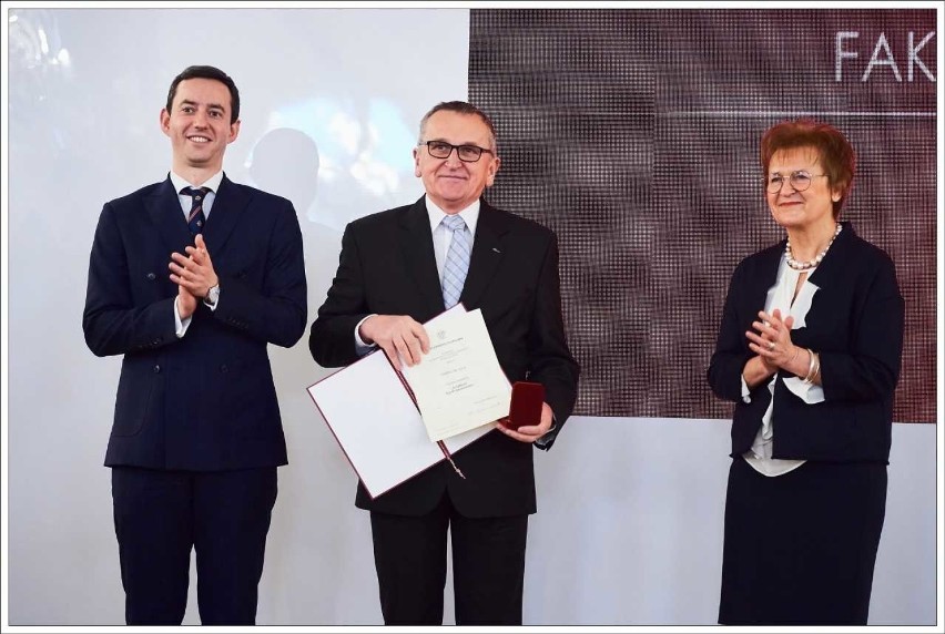 Nowy Sącz. Firma FAKRO otrzymała medal od premiera