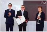 Nowy Sącz. Firma FAKRO otrzymała medal od premiera