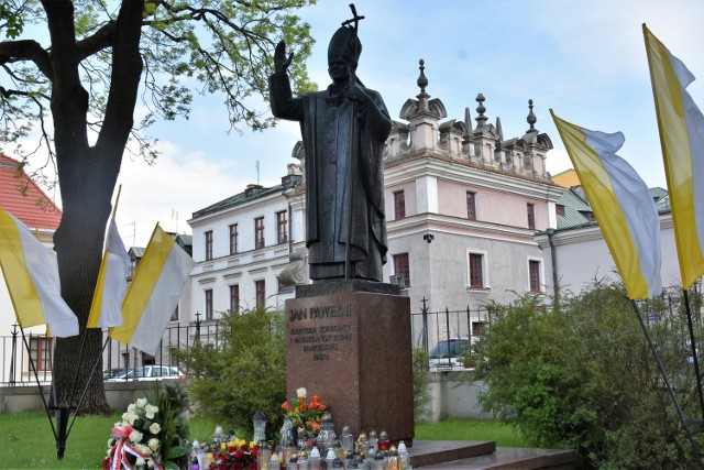 Pomnik Jana Pawła II przy Katedrze pw. Zmartwychwstania Pańskiego i Św. Tomasz Apostoła w Zamościu