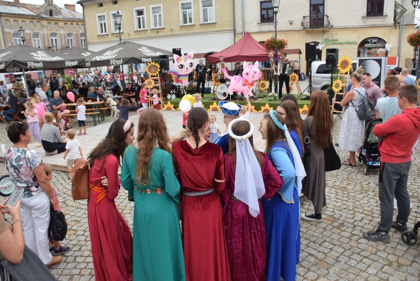 Mieszkańcy i turyści bawią się na Karpackich Klimatach w Krośnie. Atrakcji nie brakuje [ZDJĘCIA]