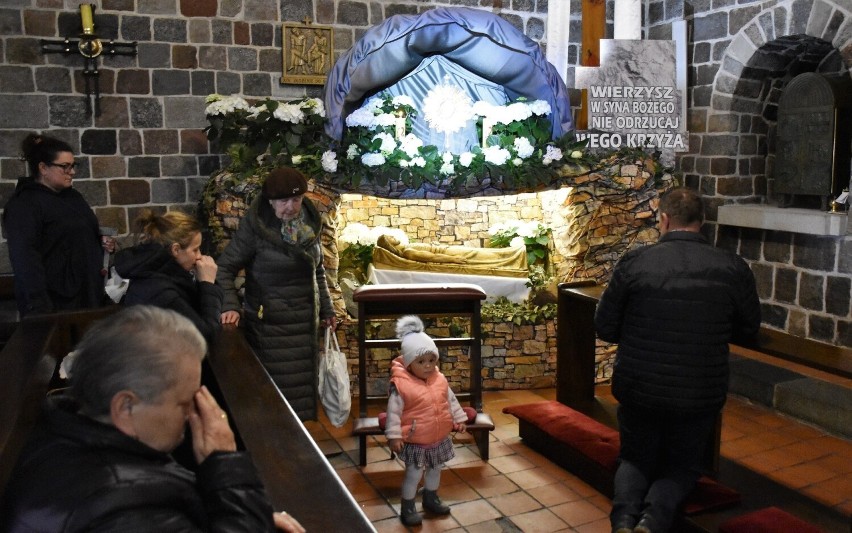 W inowrocławskich kościołach wierni odwiedzają Groby Pańskie