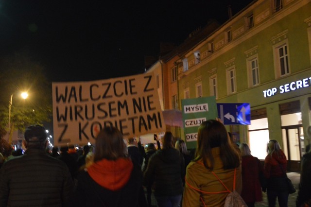 Tysiące nowosolan wyszło na ulice miasta. "To jest wojna!" - krzyczeli uczestnicy protestu.