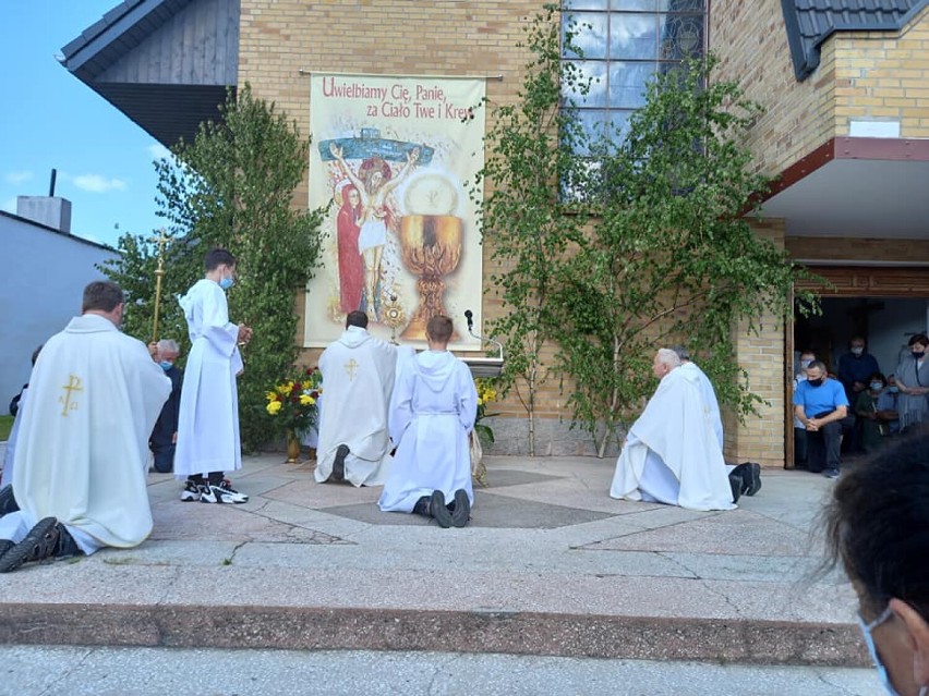 Msza święta i procesja Bożego Ciała w Darłówku [zdjęcia] 
