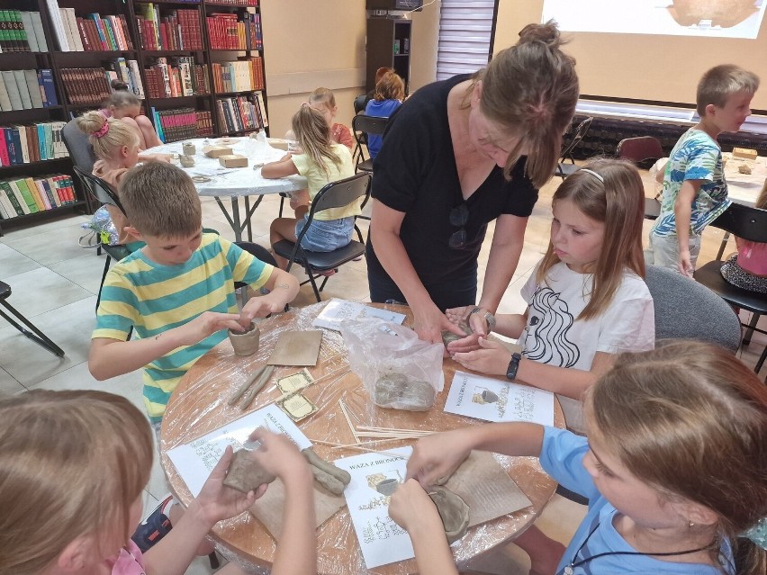 Warsztaty archeologiczne w kazimierskiej bibliotece. Dzieci dowiedziały się sporo o wyszukiwaniu „skarbów”. Zobaczcie zdjęcia