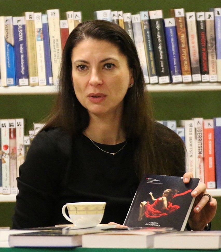 Spotkanie z Ałbeną Grabowską w zduńskowolskiej bibliotece