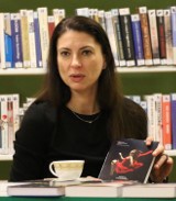 Spotkanie z Ałbeną Grabowską w zduńskowolskiej bibliotece [FOTO]