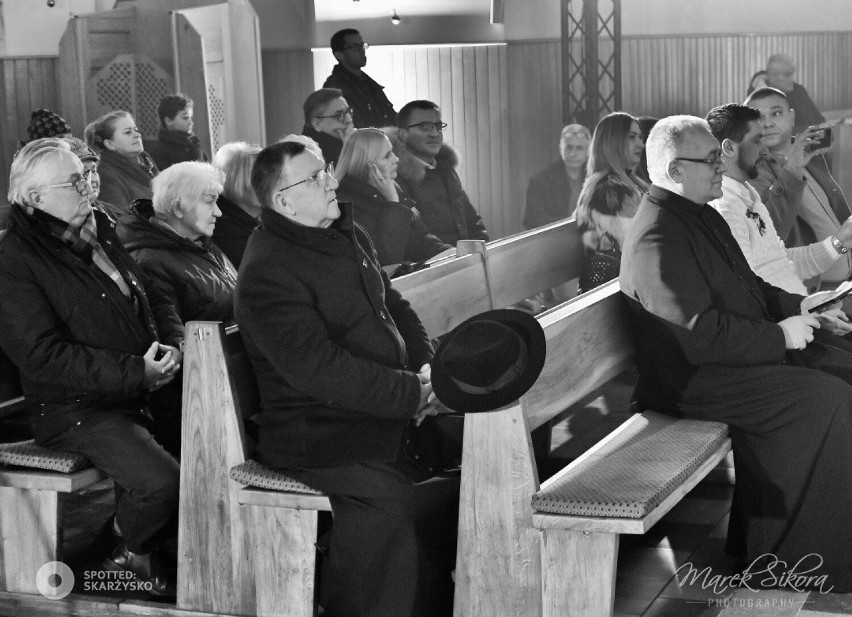 Koncert kolęd w wykonaniu gwiazd w kościele w Skarżysku - Kamiennej. Wystąpili Strzycka, Kawalec, Smykiewicz. Zobaczcie zdjęcia i film