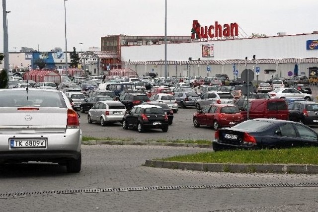 Dzień przed świętami majowymi, kielczanie tłumnie ruszyli na zakupy. Duży ruch panował przed marketami OBI,  miejsc parkingowych chwilowo brakowało przed Lidlami. Sporo osób było również przed sklepami sieci Lewiatan czy Biedronka. Zobaczcie

Na kolejnych slajdach zobaczcie wielkie zakupowe szaleństwo w Kielcach, przed majówką 2020 >>>  