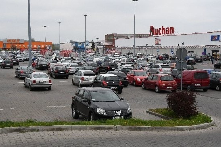 Parking przed marketem Auchan przy Radomskiej był zapełniony...