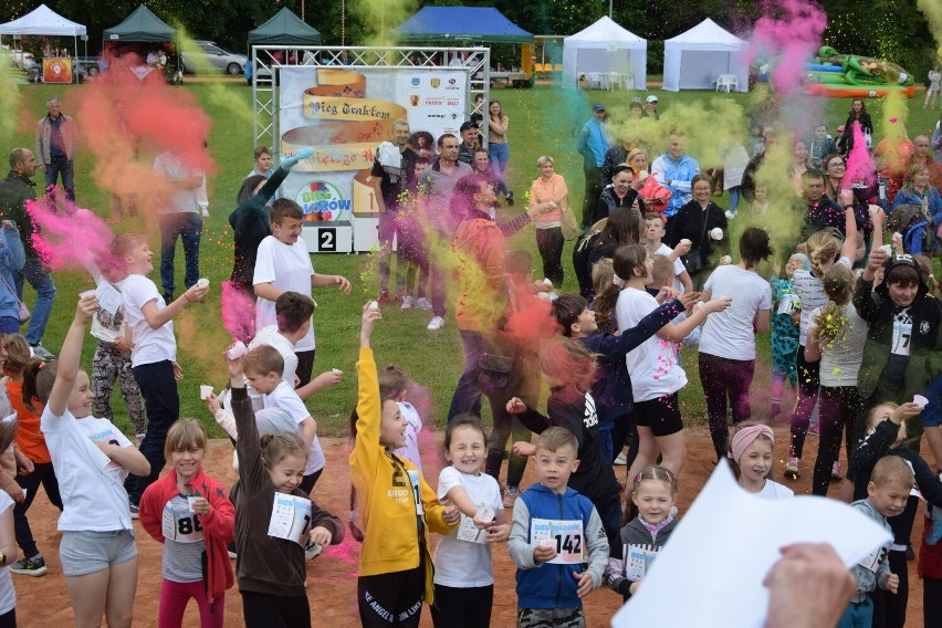 Bieg kolorów w ramach dużej sportowej imprezy w Pątnowie ZDJĘCIA