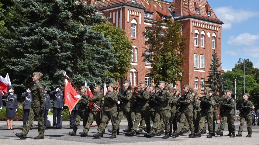 Żołnierze z Malborka spotkali się z dwóch okazji na uroczystej zbiórce. Wkrótce Święto Wojska Polskiego i Święto Lotnictwa Polskiego