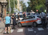 Bomba pod samochodem na ul. Jaracza w Łodzi okazała się atrapą [AKTUALIZACJA + ZDJĘCIA]