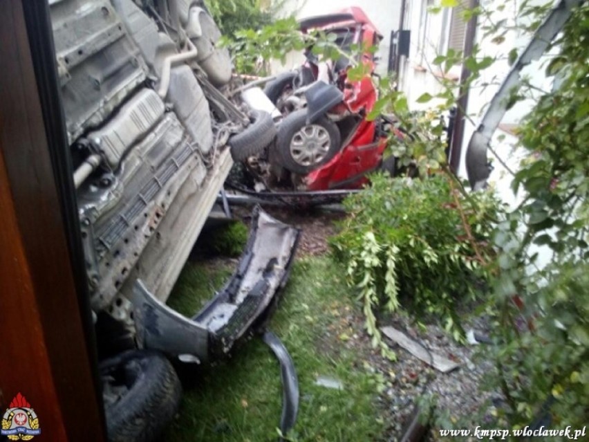 Wypadek w Lubrańcu. Opel wypadł z zakrętu, wjechał w hondę i uszkodził budynek [zdjęcia]