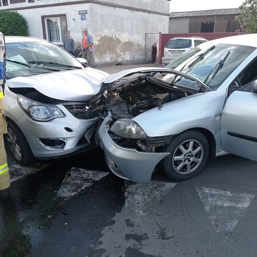 Czołowe zderzenie dwóch pojazdów w Łubnicy. Jedna osoba poszkodowana