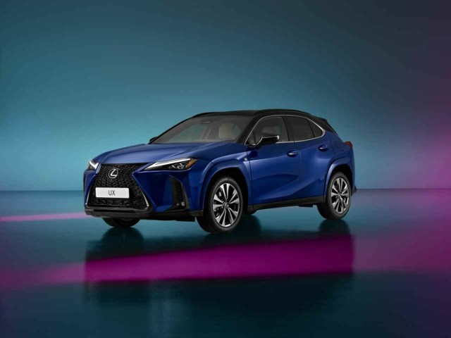 Lexus UX to od lat jeden z najpopularniejszych samochodów w bardzo konkurencyjnym segmencie C-SUV Premium. Żeby umocnić pozycję modelu na rynku, marka wprowadza najnowszą odsłonę auta z napędem hybrydowym 5. generacji o większej mocy (199 KM) i zarazem niższym o około 12% średnim zużyciu paliwa, ze zmodyfikowanym zawieszeniem oraz z systemem Vehicle Posture Control, który ogranicza przechyły w trakcie przyspieszania i hamowania. UX 300h ma także wirtualny kokpit o przekątnej 12,3 cala oraz Lexus Safety System +3, czyli najnowszą generację pakietu systemów bezpieczeństwa czynnego.