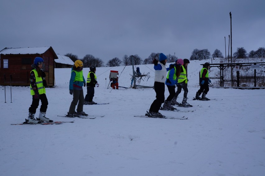 Gmina Przywidz: Uczniowie spędzają ferie na nartach i snowboardzie[ZDJĘCIA]