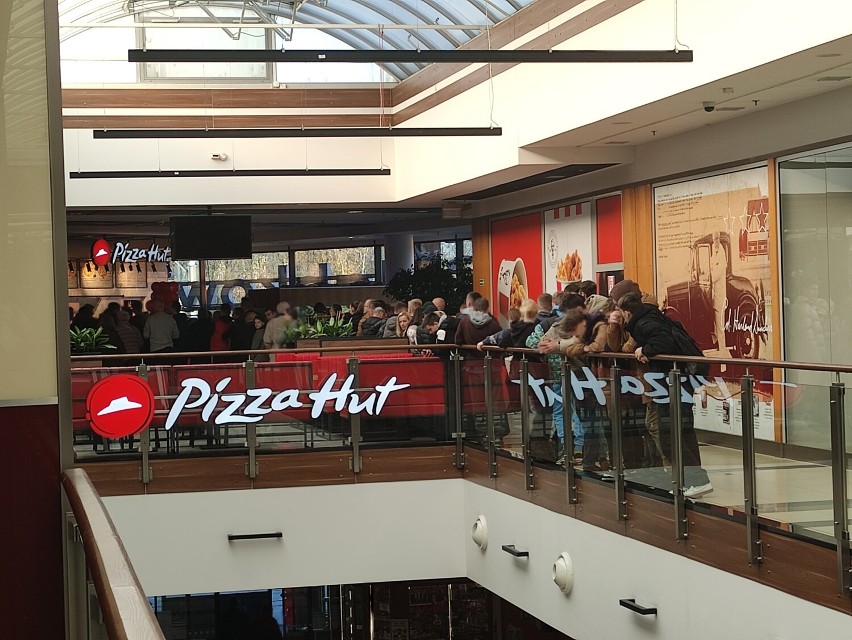 Otwarcie lokalu Pizza Hut w Nowym Sączu. Tłumy przyszły spróbować amerykańskiej pizzy