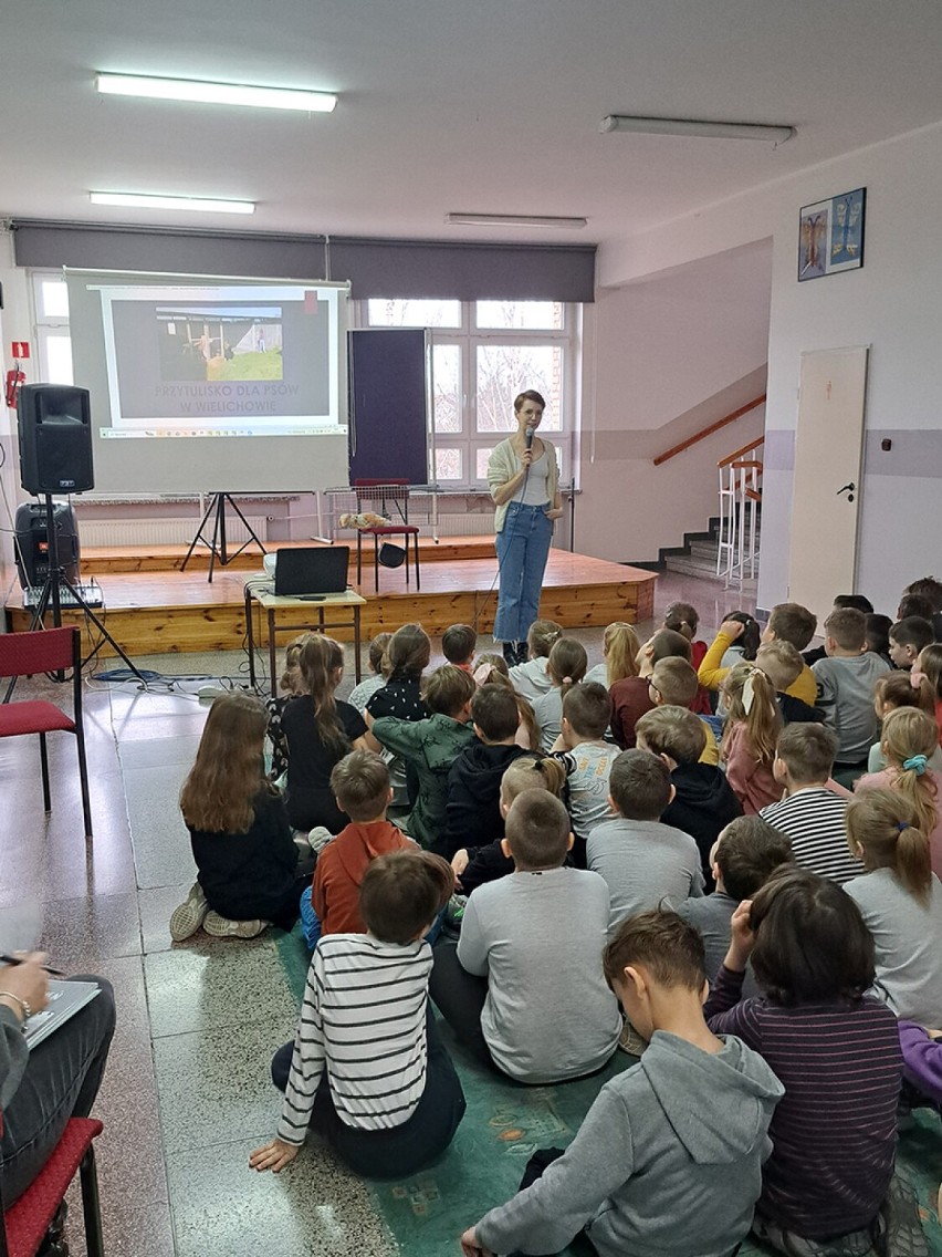 Jak zapobiegać bezdomności zwierząt? Uczniowie z Wielichowa wzięli udział w ważnym spotkaniu 