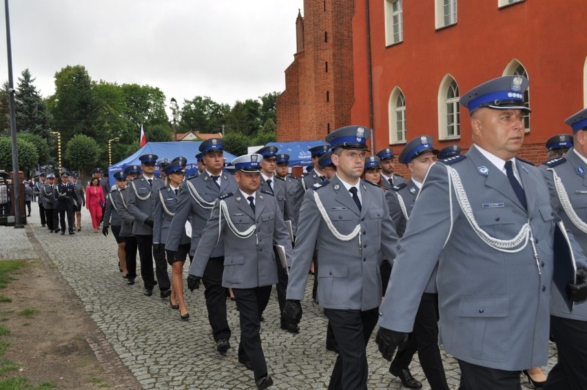 Święto policji w powiecie tczewskim. W Pelplinie wręczono nagrody, były odznaczenia i nominacje | ZDJĘCIA 