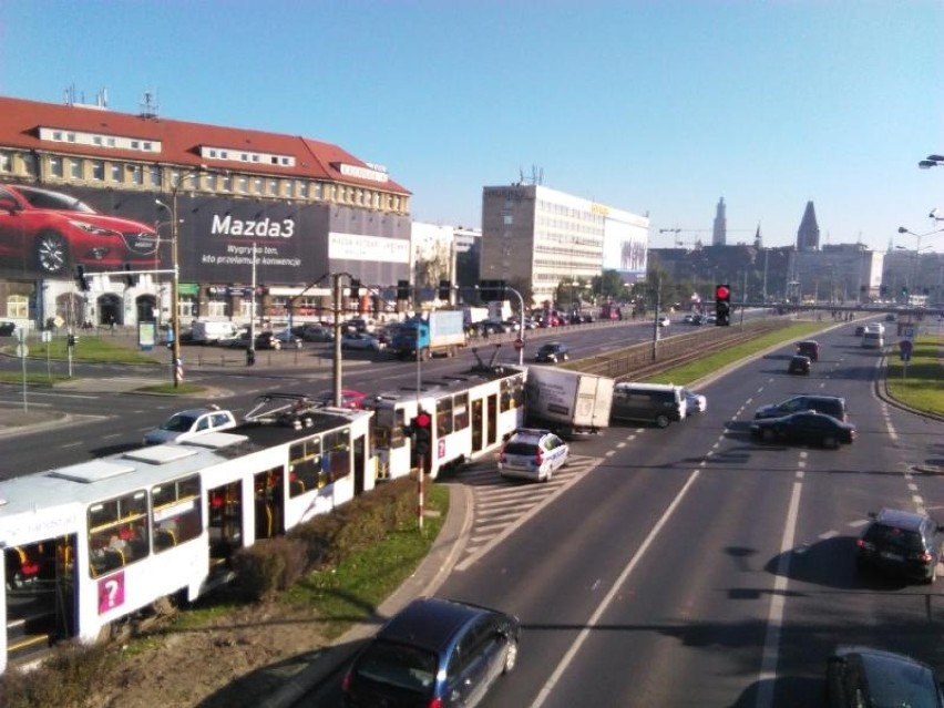 Tramwaj zderzył się z ciężarówką na Legnickiej (ZDJĘCIA)