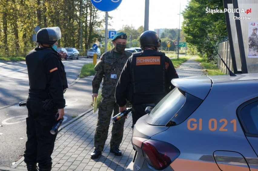 Do Wojskowej Komendy Uzupełnień w Chorzowie wtargnął mężczyzna. Na miejsce wezwano policyjne służby