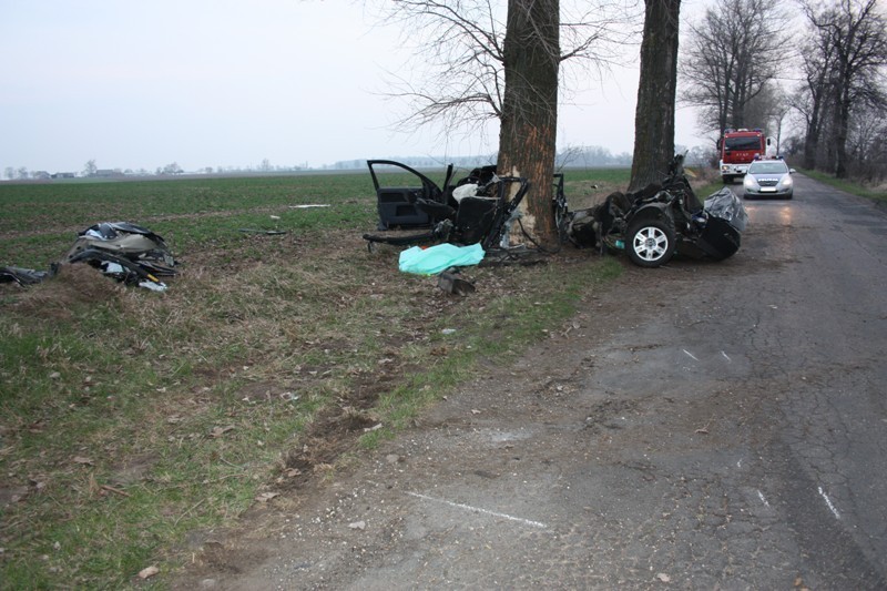 Tragiczny wypadek w Łążynie koło Inowrocławia. Trzy osoby nie żyją [ZDJĘCIA]